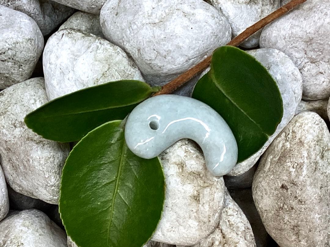 ✳浮かぶ氷紋様‼️　アイスジェイド　吉祥開運*糸魚川翡翠勾玉　お守りに　鑑別書付‼️