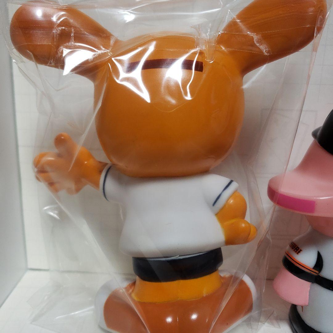 読売ジャイアンツジャビット君さとちゃんソフビ貯金箱セットです。