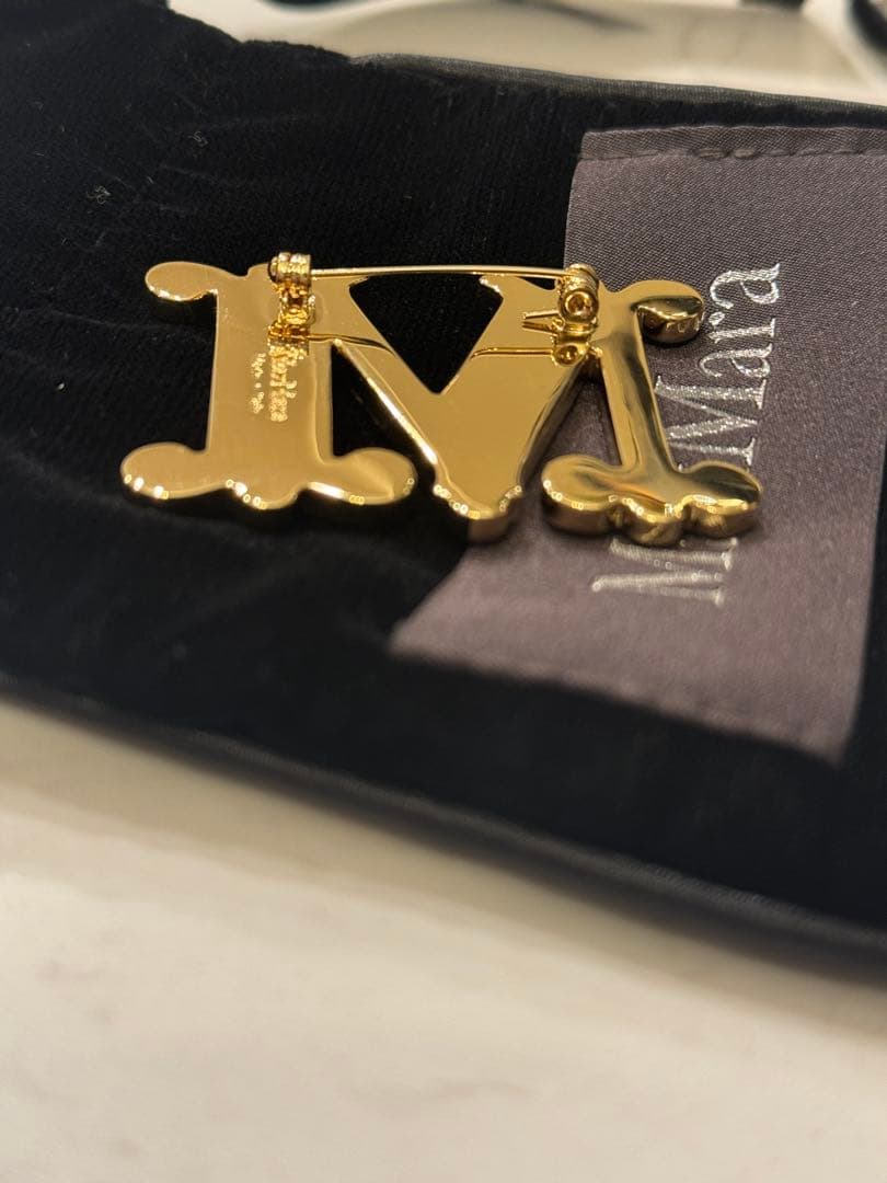 MaxMara ゴールド M字型ブローチ