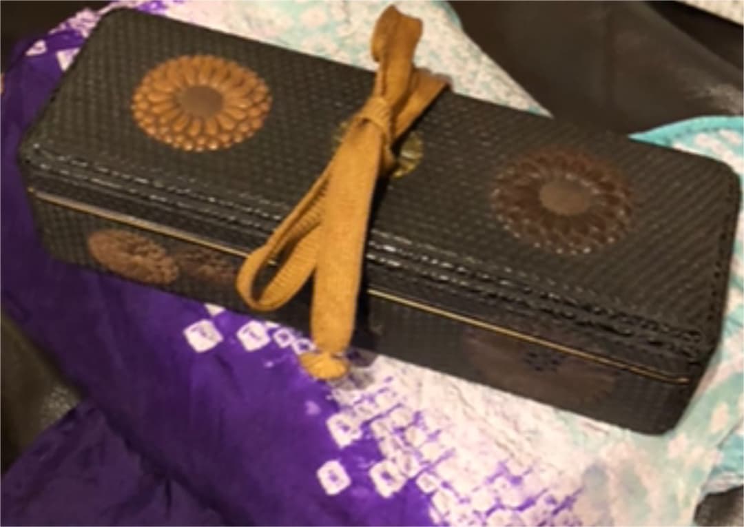 菊紋　銀金具中梨子硯箱　銀水滴