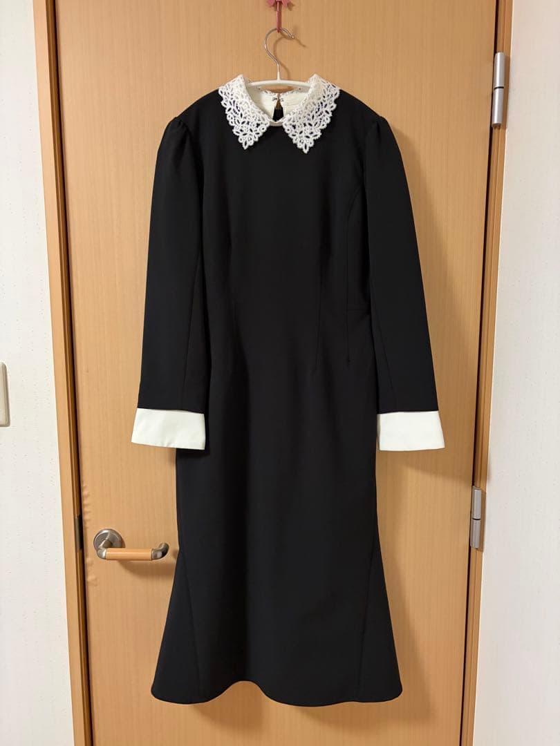 レース付き襟のブラックワンピース