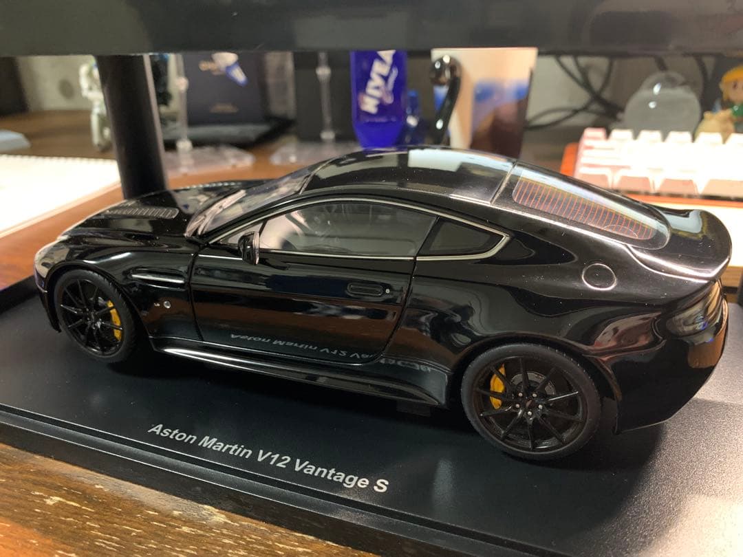 1/18 オートアート アストンマーチン V12ヴァンテージS