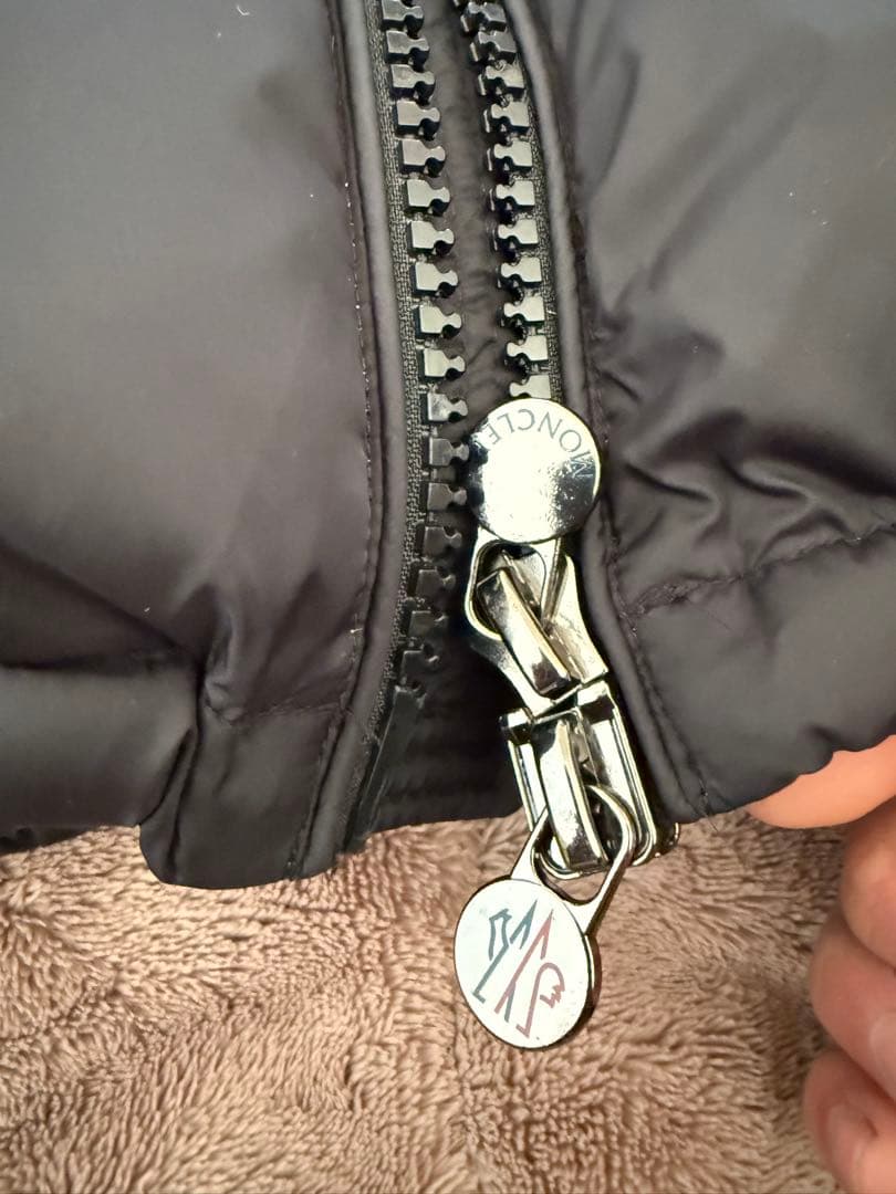 モンクレールファーダウンジャケット