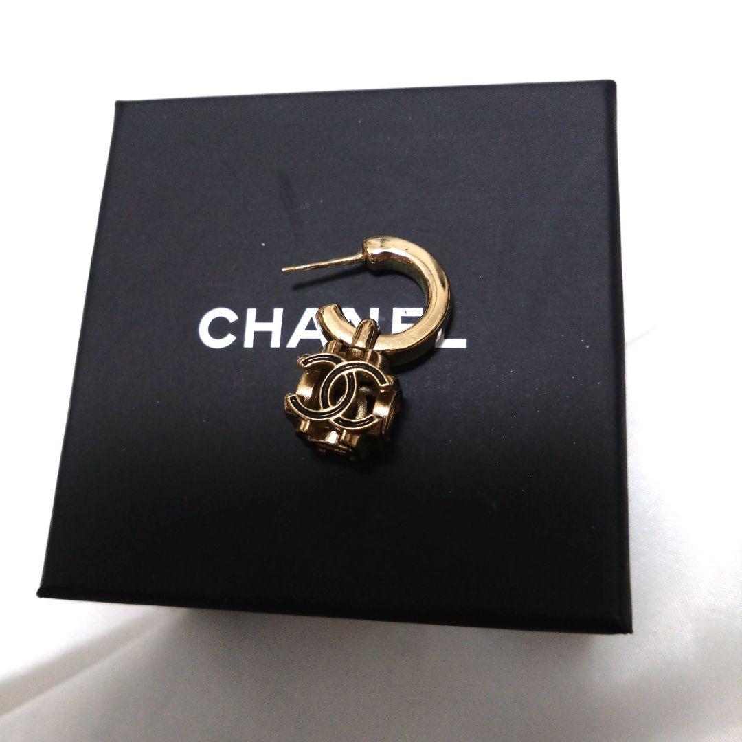 大人気　CHANEL　片耳　ピアス　ココマーク　スイング　A22K