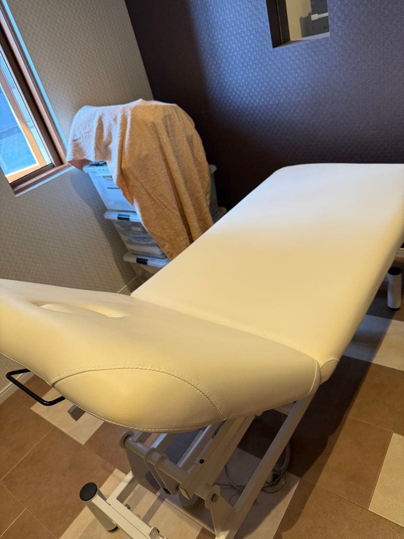 電動エステベッド 有孔　 整体　マッサージ