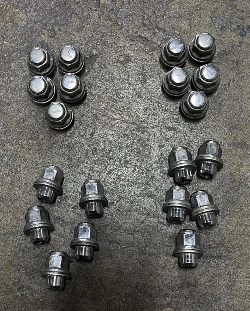 スタッドレスタイヤ　205/60R16 ヴォクシー　アルファード