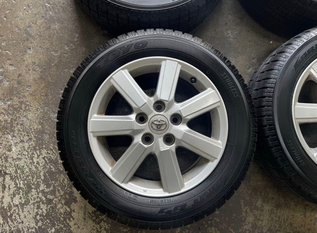 スタッドレスタイヤ　205/60R16 ヴォクシー　アルファード