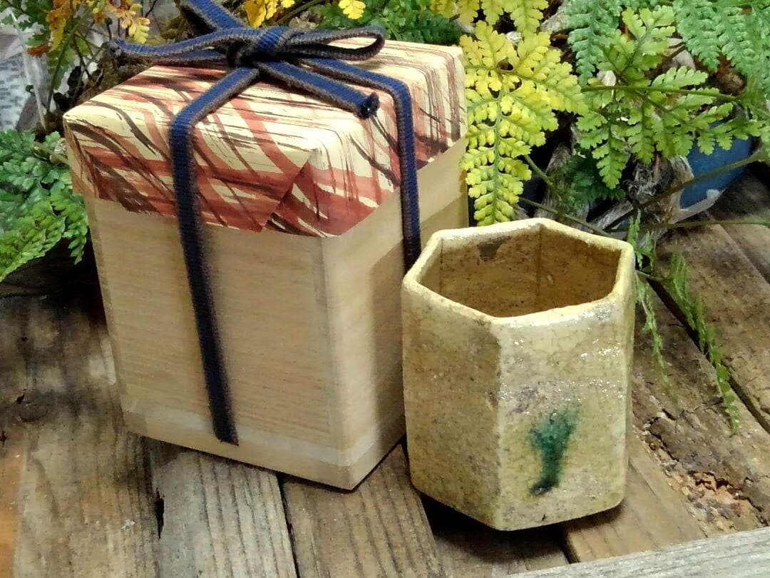 ♥美濃焼　黄瀬戸　六角盃　桐箱付き　ぐい飲み　ぐい吞み　骨董品