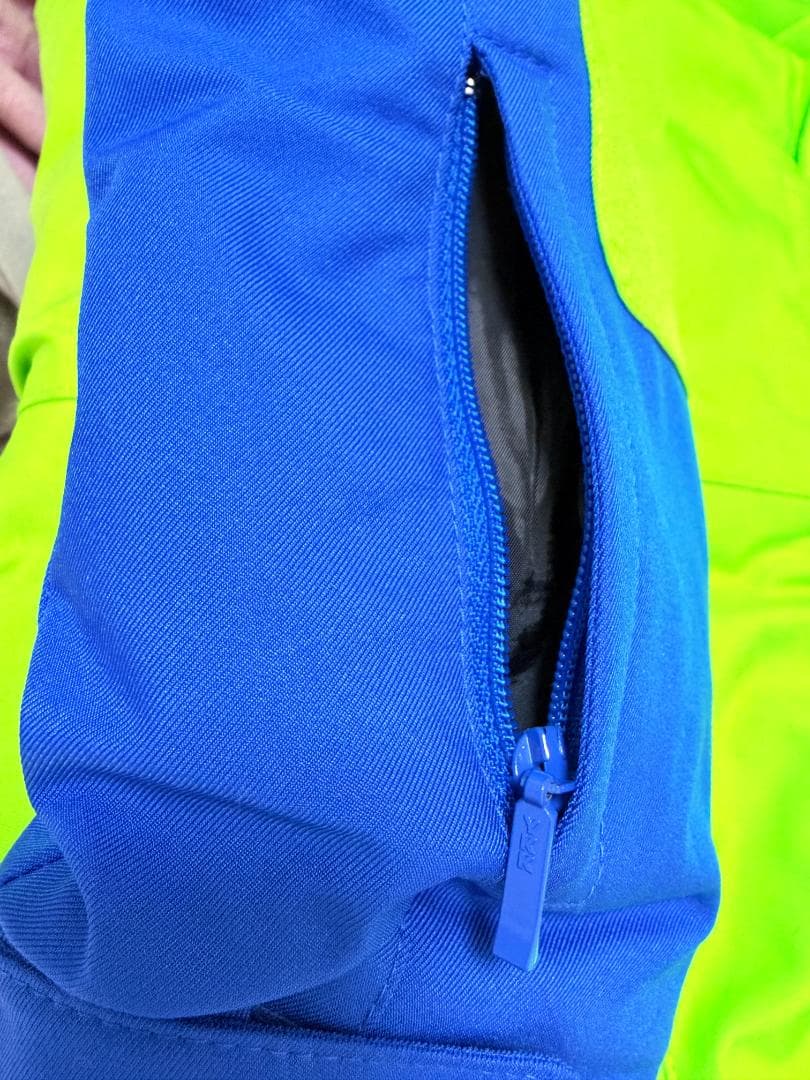 年末値引！美品　子ども用スキーウェアとスキーグロ－ブセット