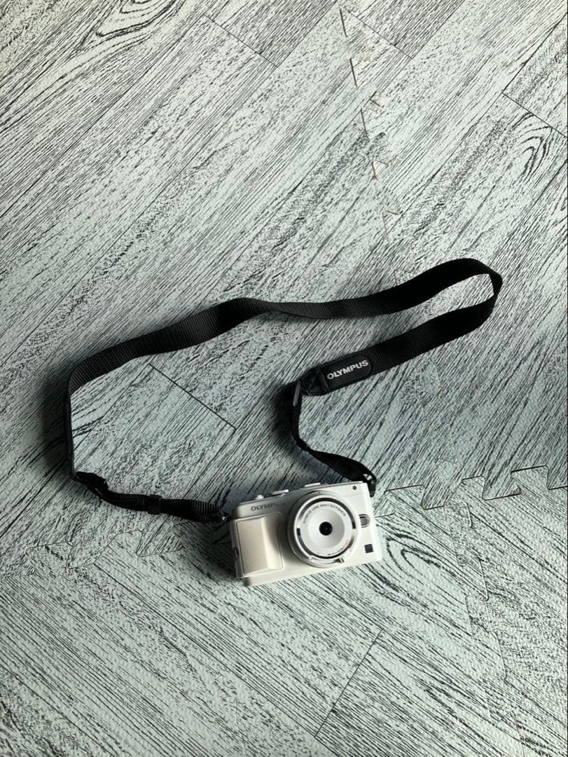 OLYMPUS E-PL6 ミラーレス一眼 ホワイト ストラップ付き