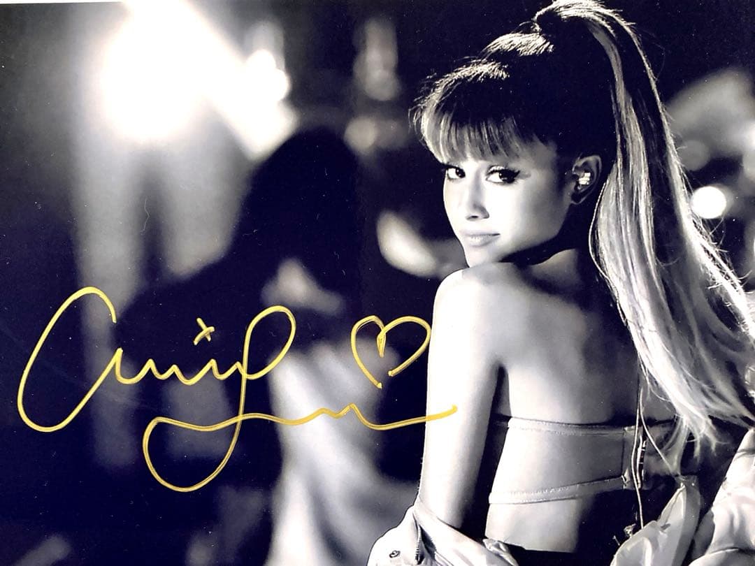 アリアナ・グランデ直筆サイン入り超大型写真…Ariana Grande