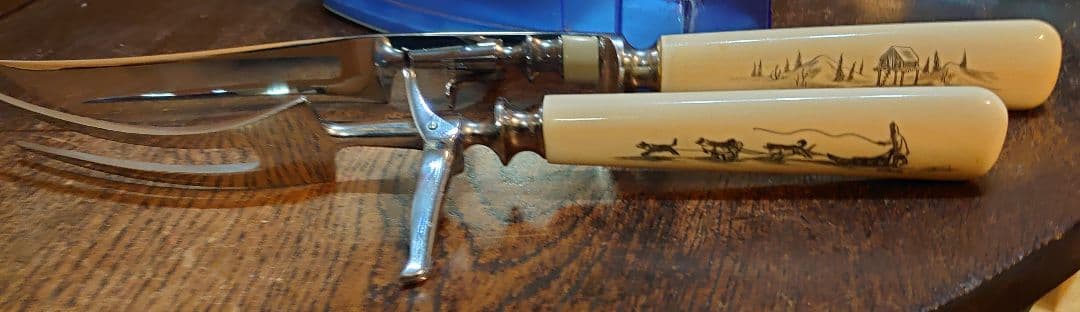 【アンティーク セイウチ製 】彫刻入ハンドル付ナイフとフォークの2点セット