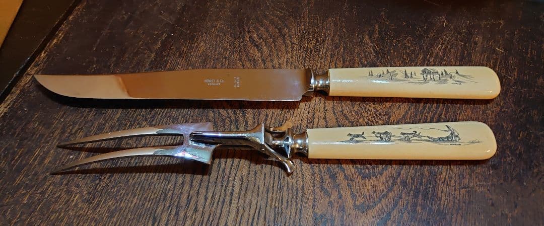 【アンティーク セイウチ製 】彫刻入ハンドル付ナイフとフォークの2点セット