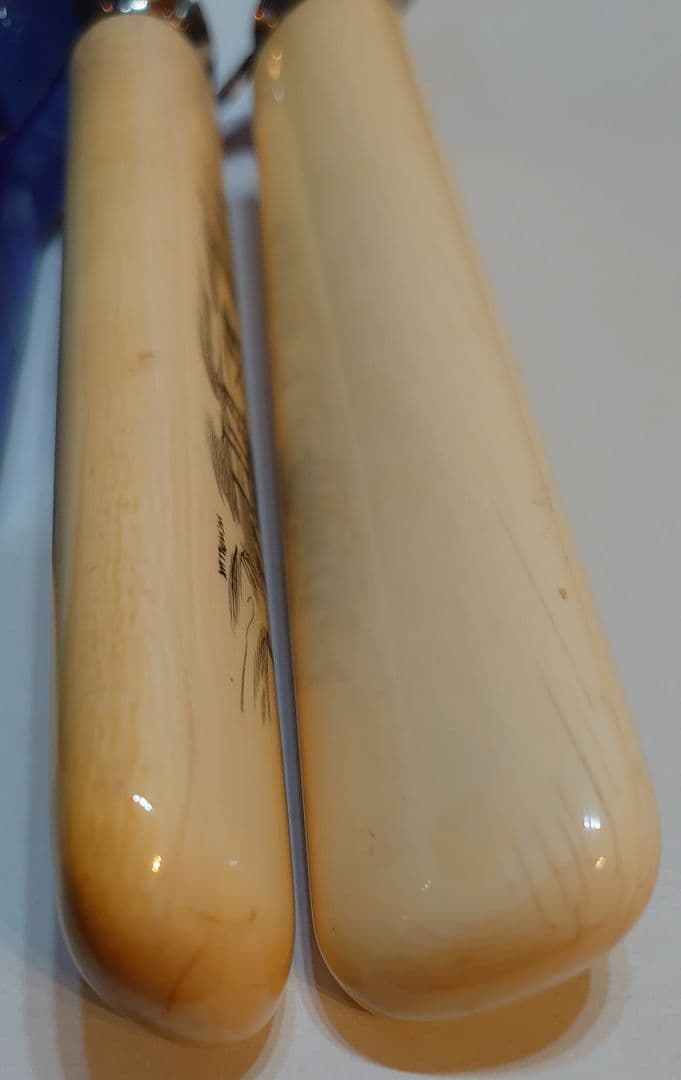 【アンティーク セイウチ製 】彫刻入ハンドル付ナイフとフォークの2点セット