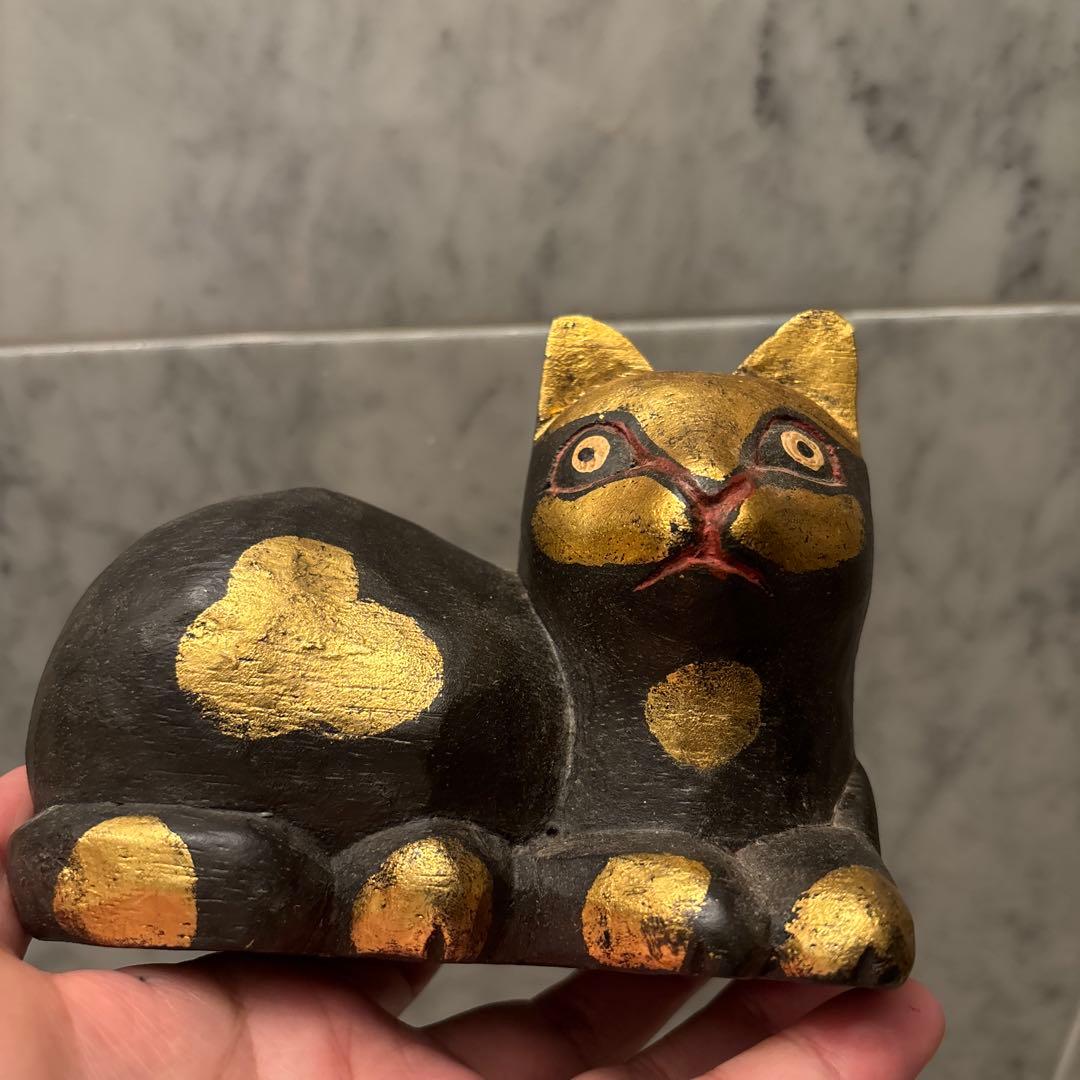 エジプトアンティーク　黄金に輝く木彫りのネコの彫刻オブジェ