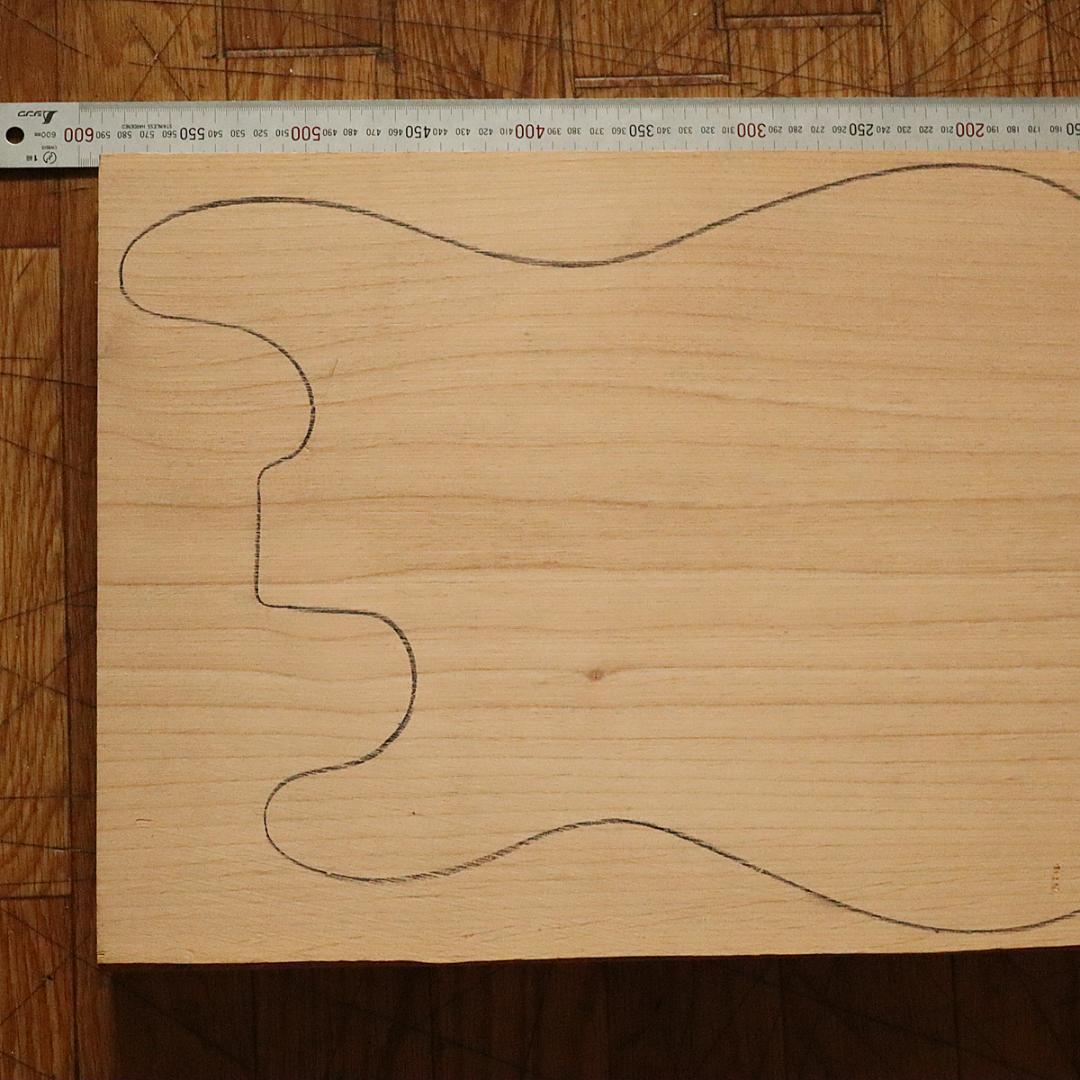 ワンピースアルダーボディ材 585 x 340 x 46.5