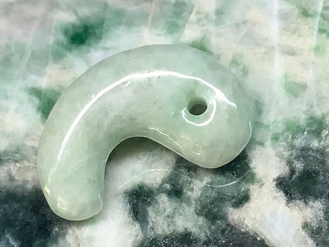 ✳極上高額翡翠勾玉‼️ 糸魚川翡翠ジェダイト　本物の守護石お守り　鑑別書付本物を‼️