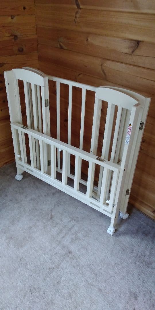 アイボリー木製ベビーベッド折りたたみ式