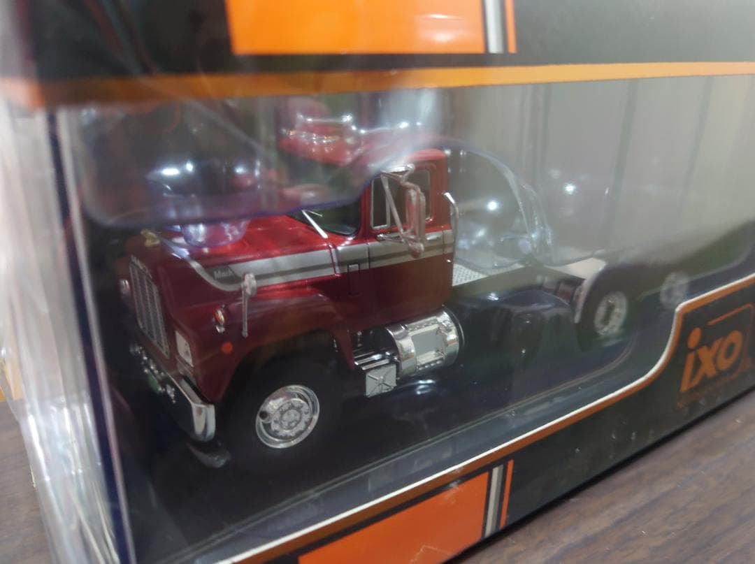 1/43 マック Rシリーズ 1966 メタリックレッド ixo製ダイキャスト製