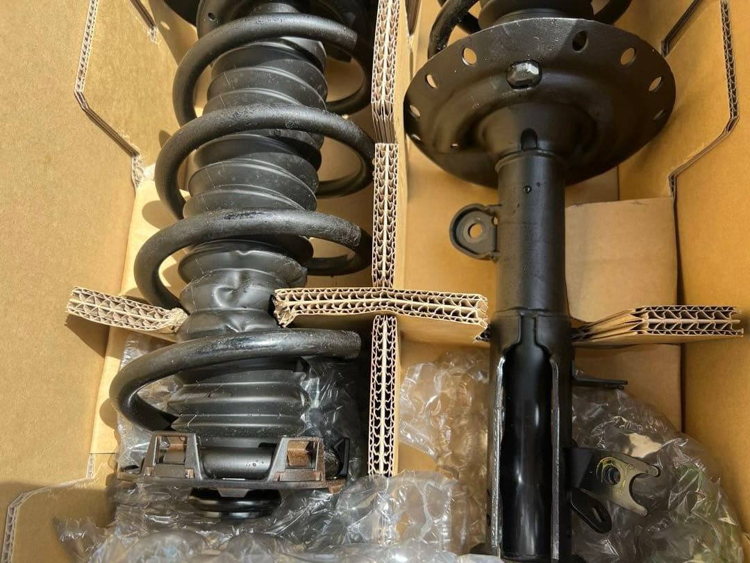 ホンダ　フリードGB4 4WD 純正サスペンション前後セット