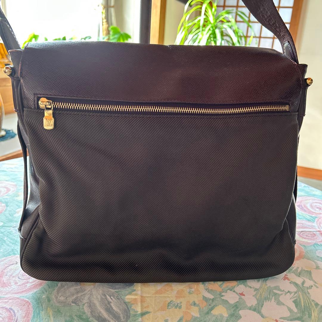 黒霧です。ルイビィトン　タイガ　メッセンジャーバック　ショルダーバック