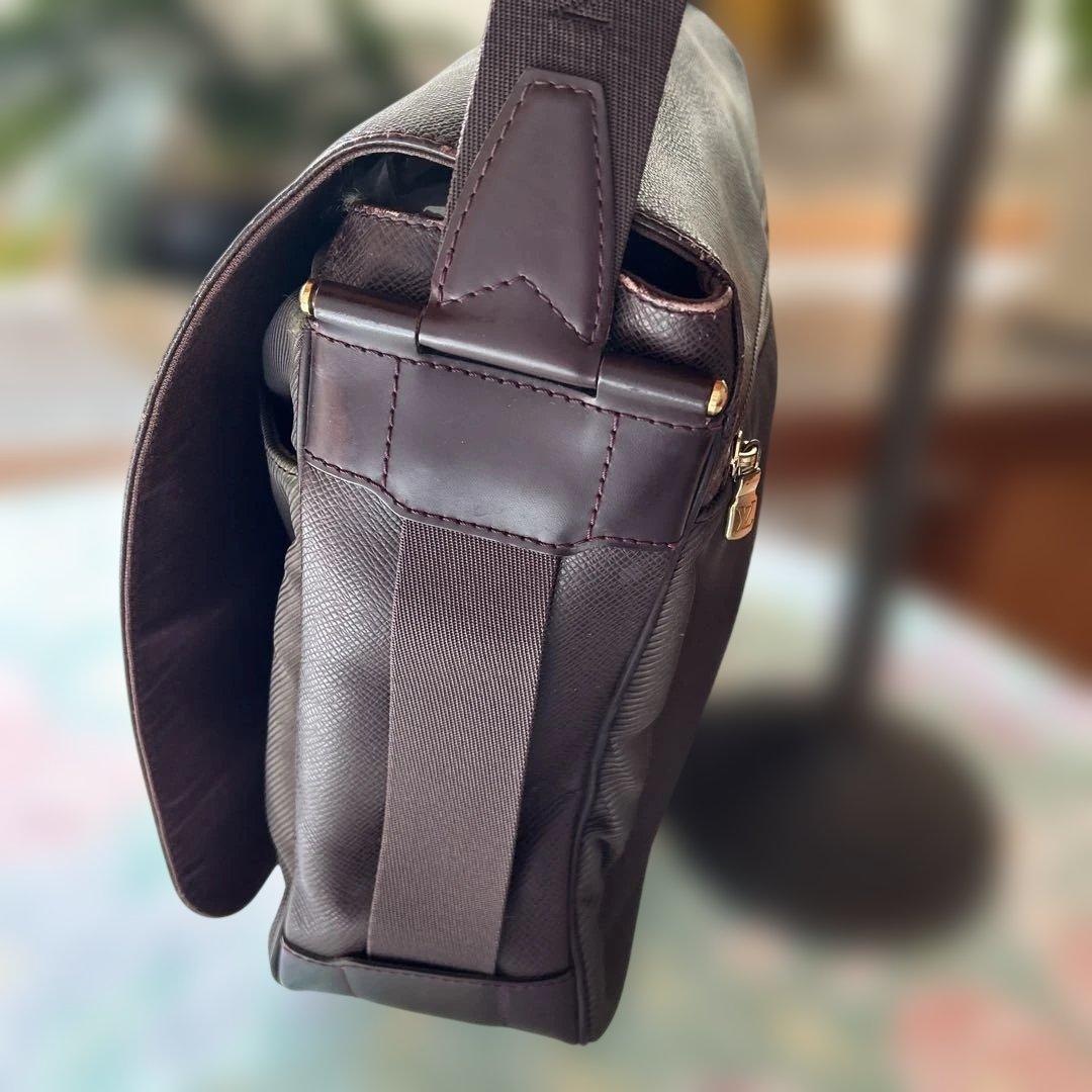 黒霧です。ルイビィトン　タイガ　メッセンジャーバック　ショルダーバック