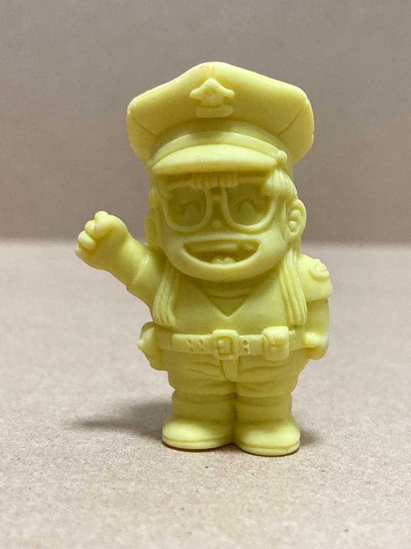 Dr.スランプアラレちゃん　アラレちゃんポリス　　消しゴム　黄色