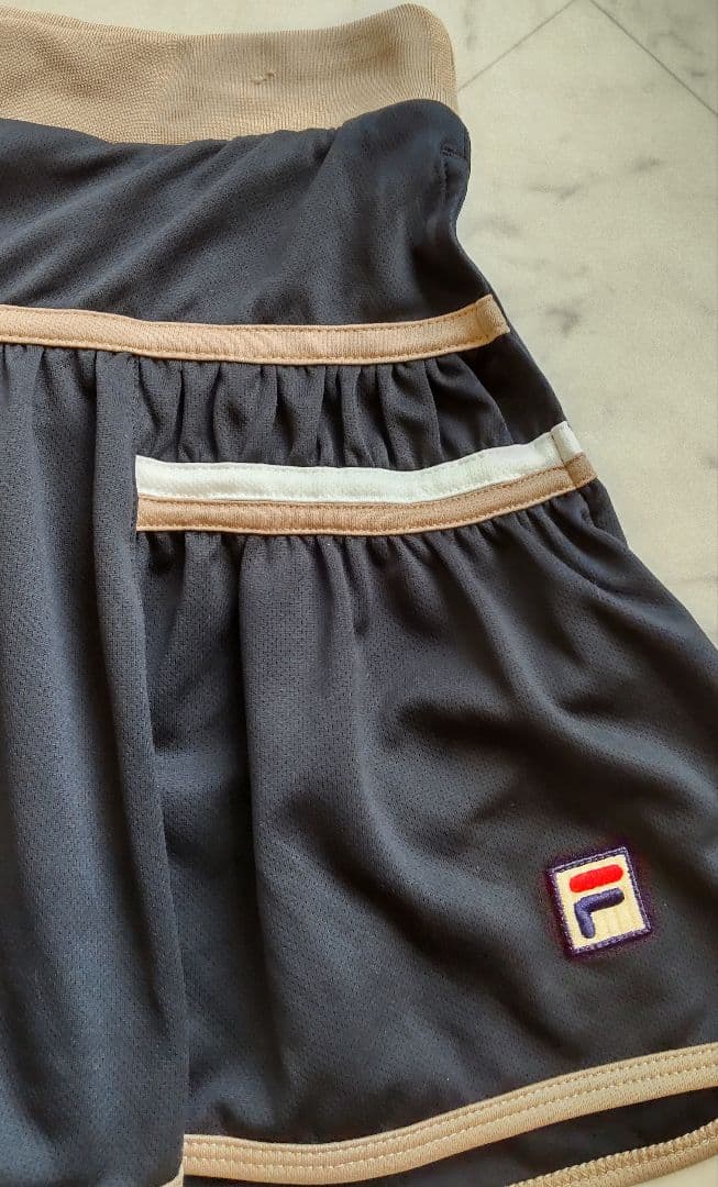 FILA フレアスカート 黒・ベージュ