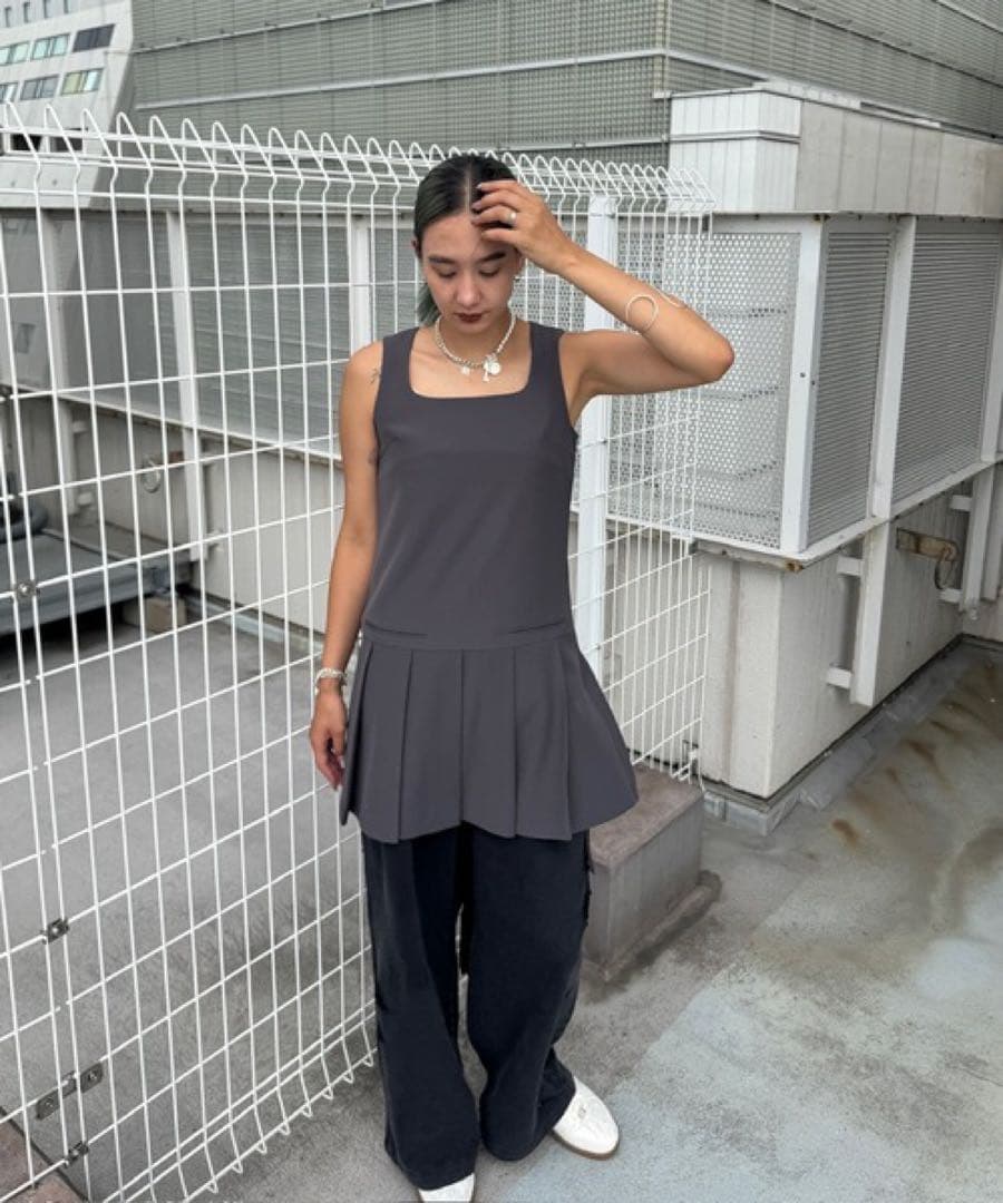 トップス SQUARE NECK LADY LIKE PLEATS TOP