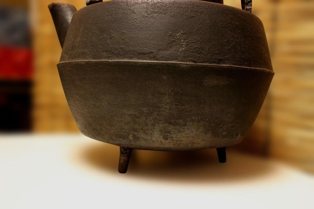 古鉄瓶　　銅環三足鉄砲口大鉄瓶　希少品　　水漏れなし