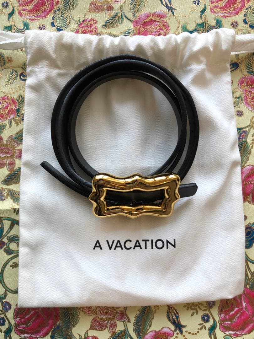 A VACATION 黒レザーベルト 金色バックル