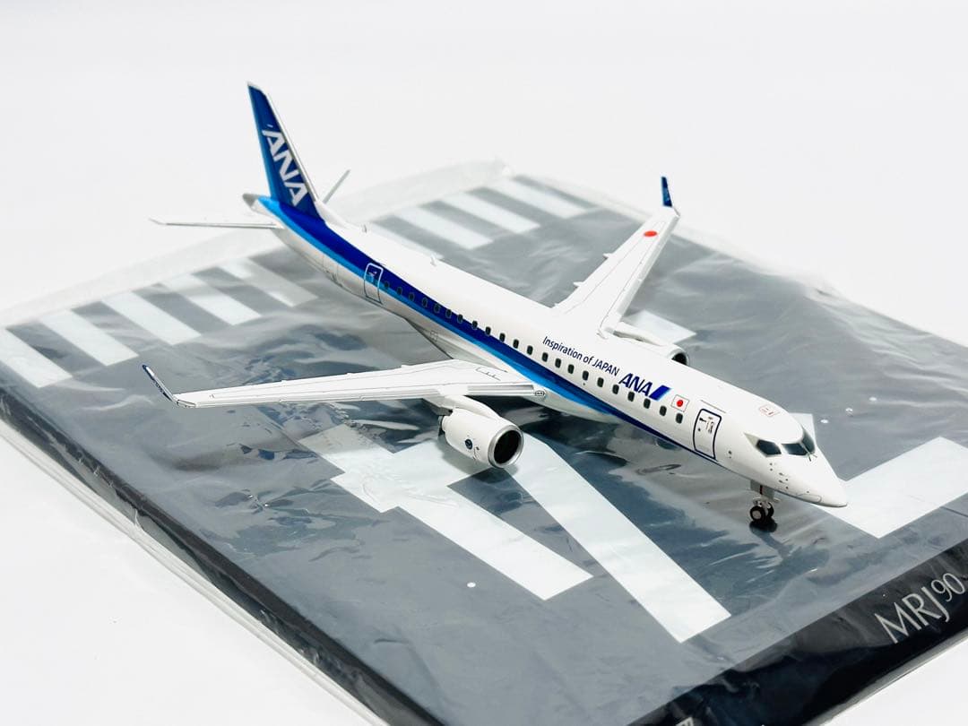 全日空商事 1/200 ANA MRJ90 滑走路パネル付き MR29008