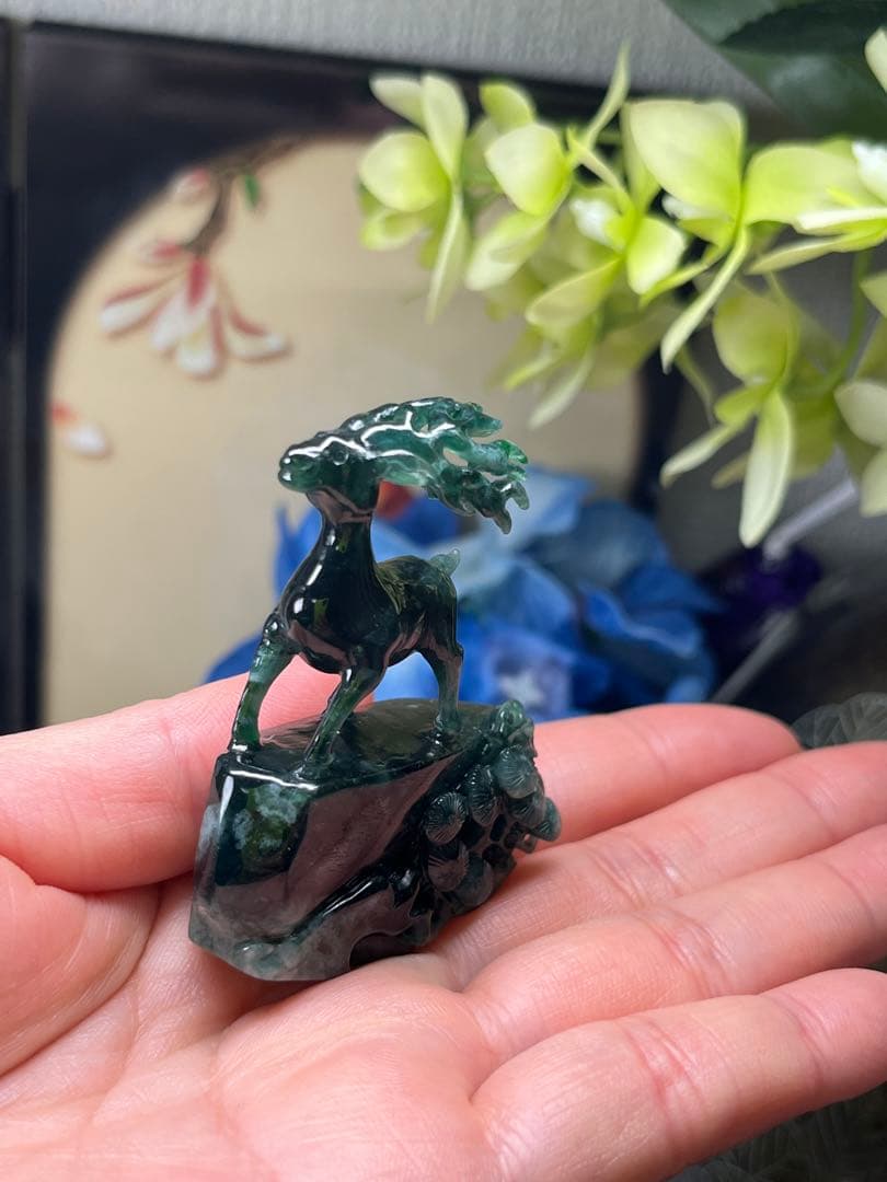 コレクション品❣️新入荷❣️天然A貨翡翠　原石刻み精巧なエゾシカ　鑑定書付き