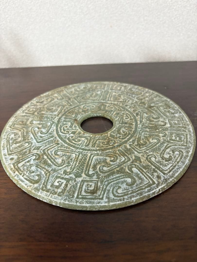 中国的な置物　中国美術　玉壁？　直径19.5cm、重さ308g