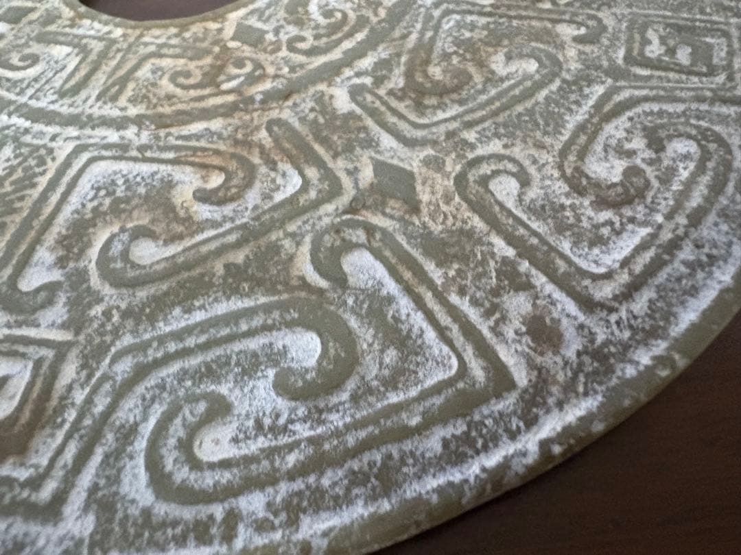 中国的な置物　中国美術　玉壁？　直径19.5cm、重さ308g