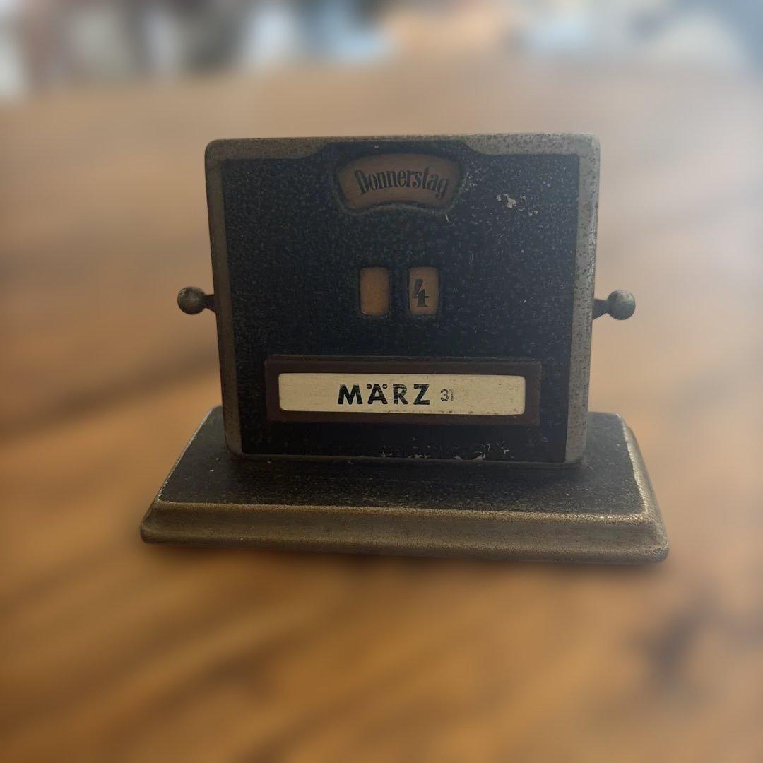 ドイツ製カレンダー アンティーク　金属製