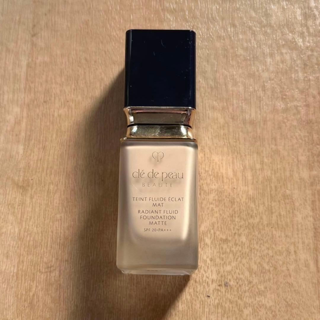 クレ・ド・ポー ボーテ　タンフリュイドエクラ マット オークル10 35mL