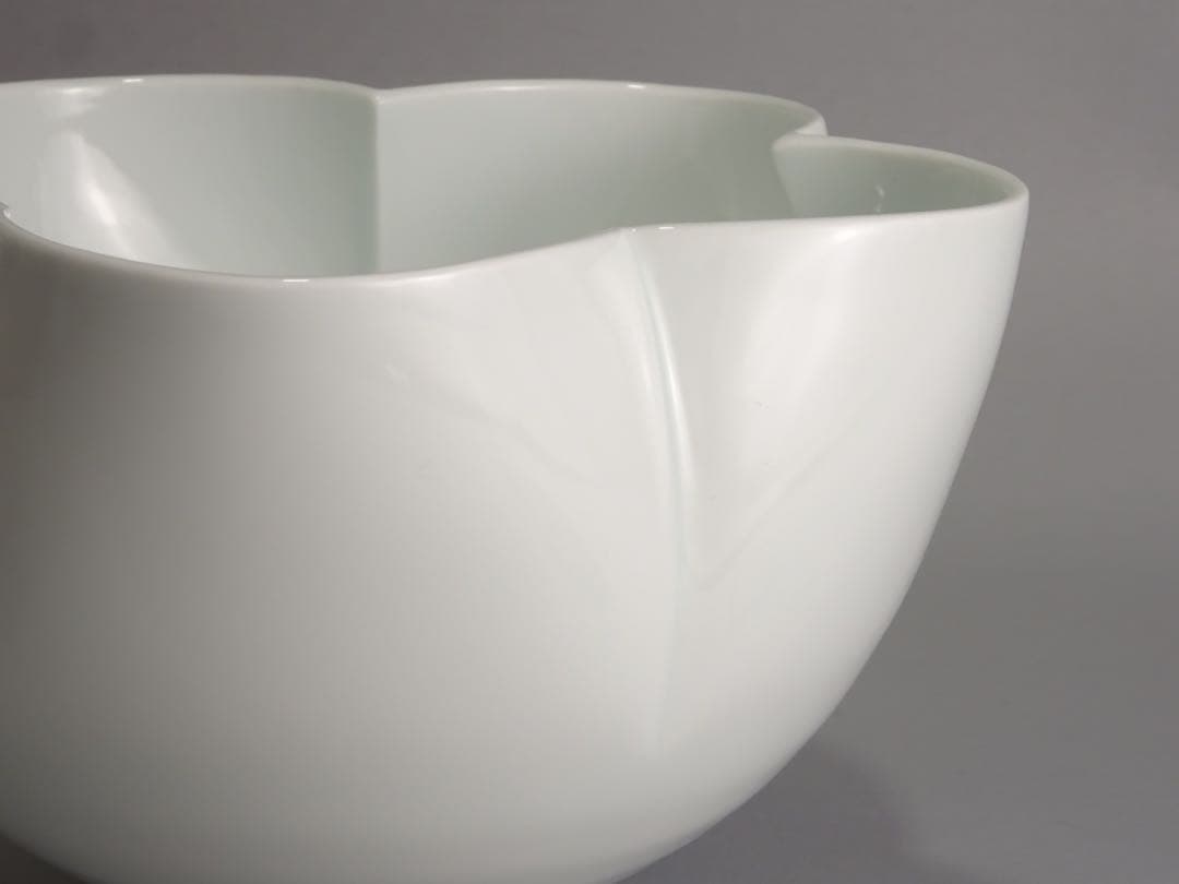 人間国宝　井上萬二　本人作　白磁　花形　花器　合わせ箱　花瓶　壺　花入　有田焼