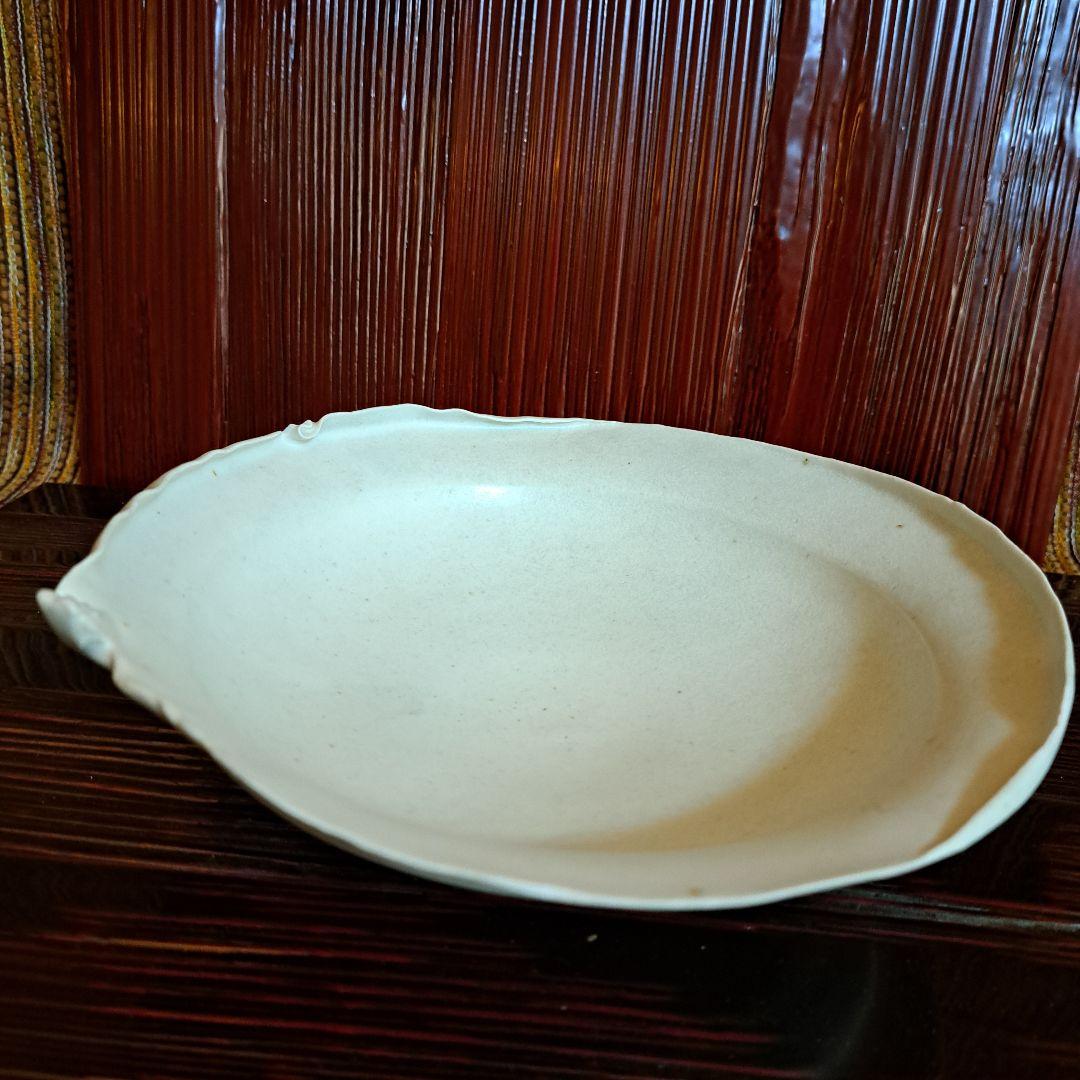 黒田泰蔵の陶器製白色皿