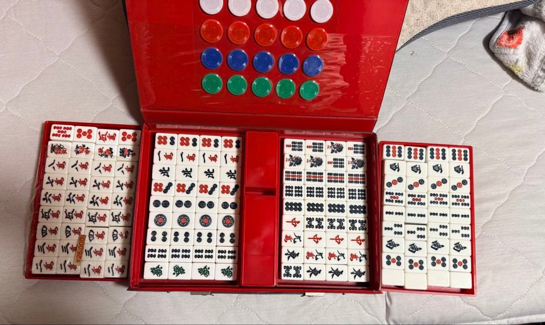 麻雀牌セット 伝統的デザイン 赤いケース付き