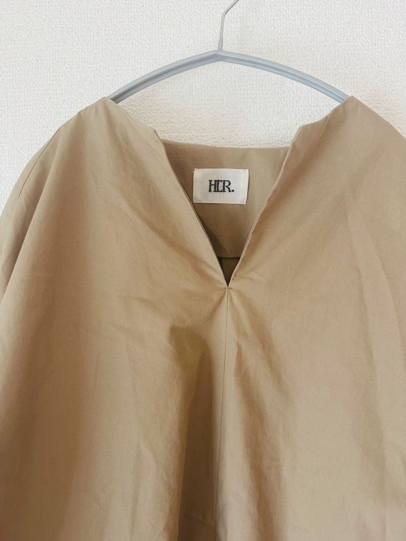 【未使用・タグ付】HER. バックギャザーブラウス 2024SS