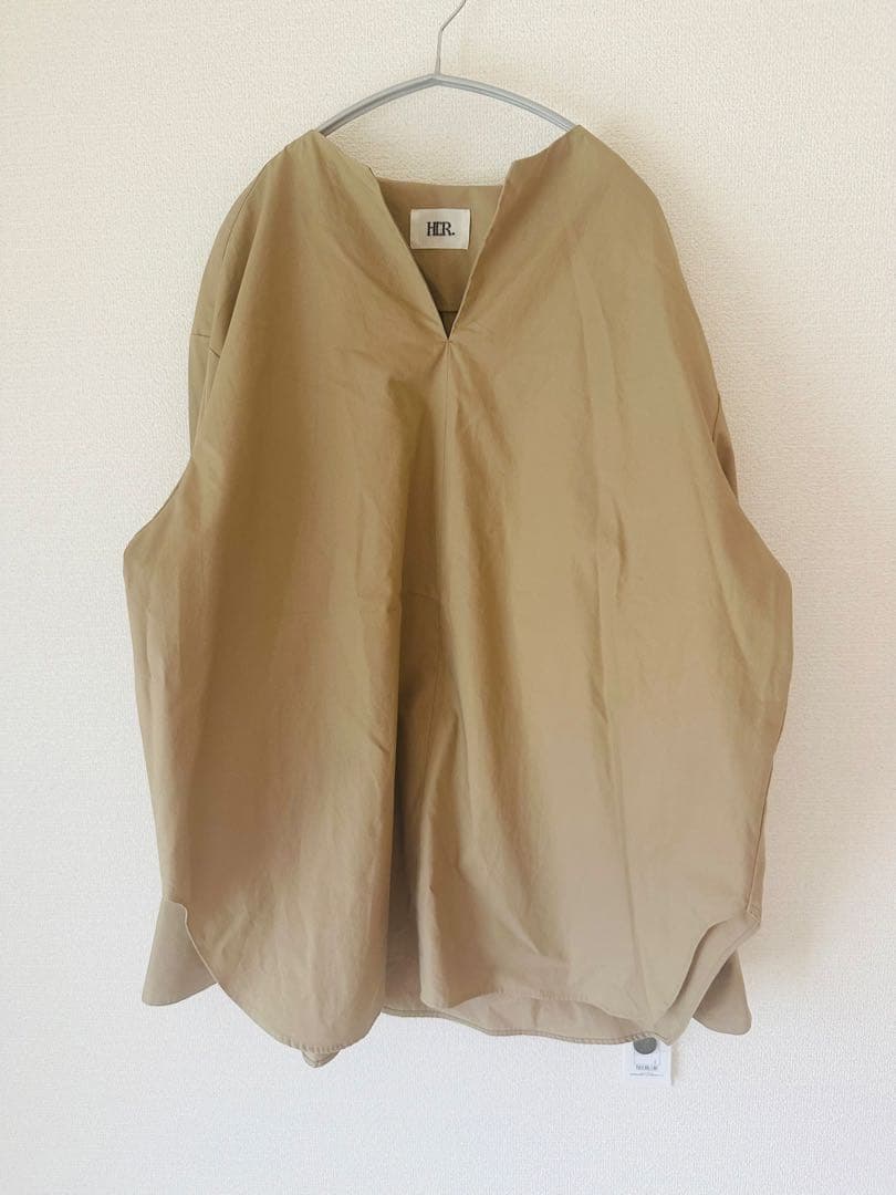 【未使用・タグ付】HER. バックギャザーブラウス 2024SS