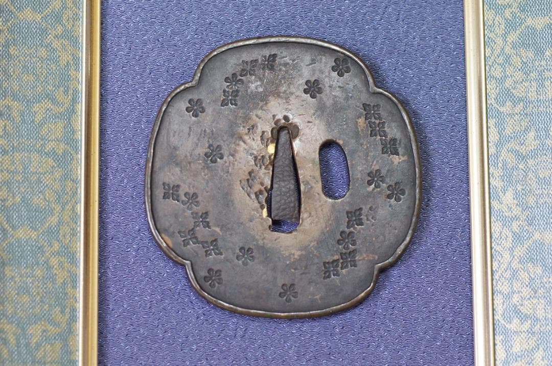 太刀鍔　時代室町はあるかもしれない　8.2ｘ8.0　覆輪のところで5ｍｍ