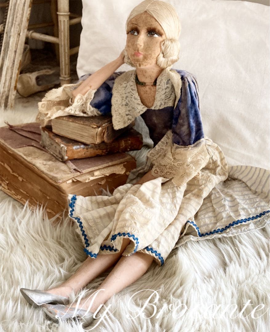 アンティーク雑貨 Shabby and lovely sofa doll.