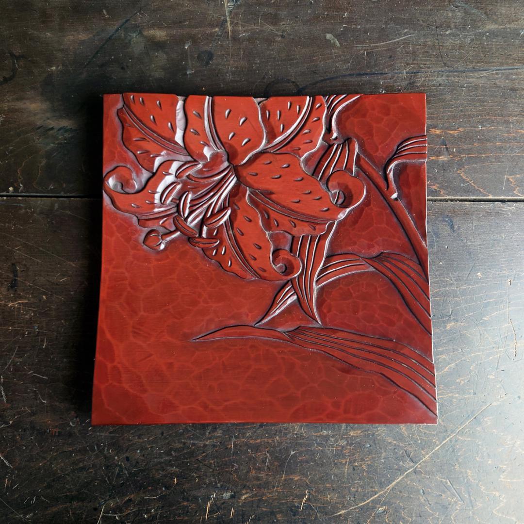 鎌倉彫　博古堂　24㎝　角皿・菓子器　ユリの花モチーフ