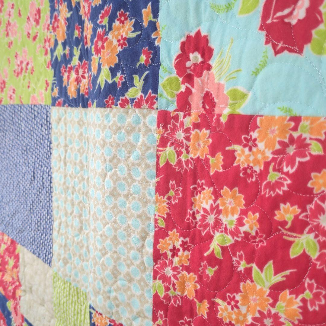 完全オリジナル！ミシンキルトタペストリー ピンクスクエアモチーフ