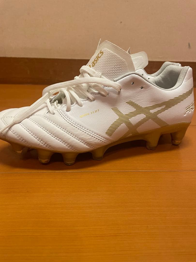 ASICS サッカースパイクホワイト/ゴールド25.5cm