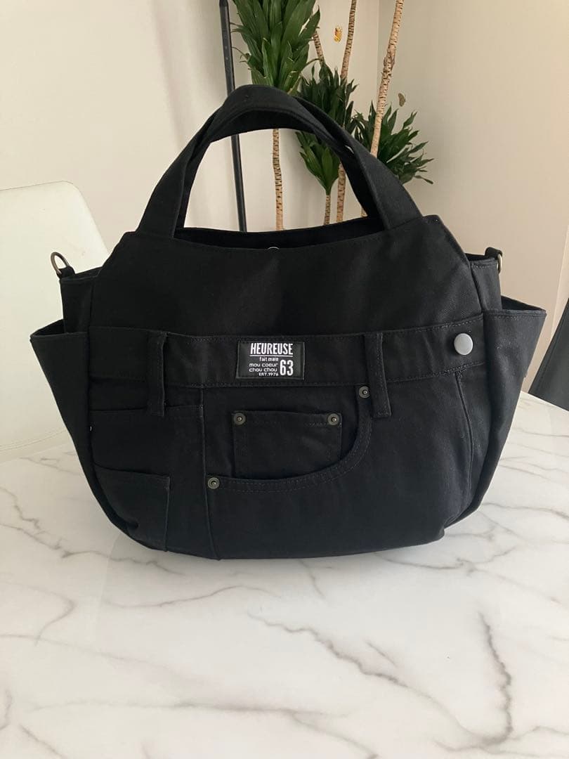 874 あつこ　大きめ黒花柄　デニムリメイクバック　ハンドメイド 2点