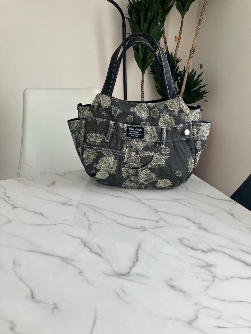 874 あつこ　大きめ黒花柄　デニムリメイクバック　ハンドメイド 2点