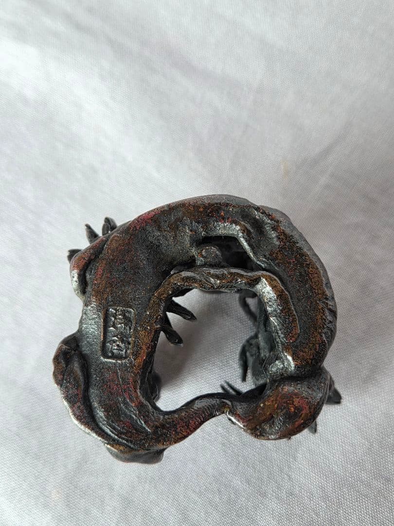 斑紫銅　岩蟹蓋置　本間琢斎作